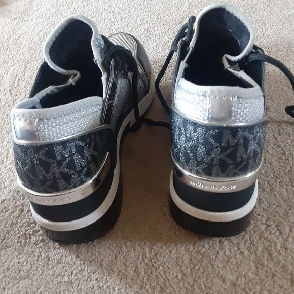 Shoes - Picture 4 of 6